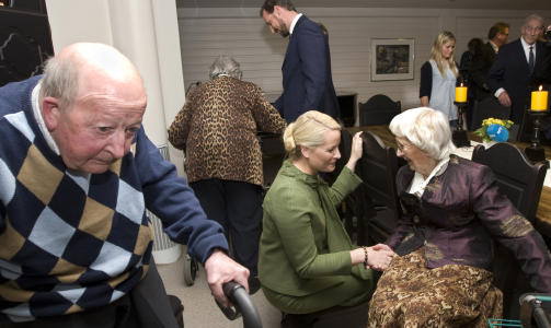 BES�K:
 Kronprins Haakon og kronprinsesse Mette-Marit sammen med beboerne  Petra Nymoen (til h�yre), Birger Riise (til venstre) og Liv Bj�rnsrud (bak med ryggen til) p� Bergtun omsorgssenter i Nore Uvdal kommune som kronprinsparet bes�kte tirsdag.
Foto:  Bj�rn Sigurds�n  / SCANPIX