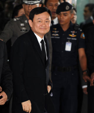 EKSSTATSMINISTER: Thaksin Shinawatra har i nattlige meldinger fra eksil p� ukjent sted, oppfordret tilhengerne sine til � styrte dagens regjeringssjef Abhisit Vejjajiva som han mener har ranet til seg makten p� ulovlig vis. Foto: Scanpix