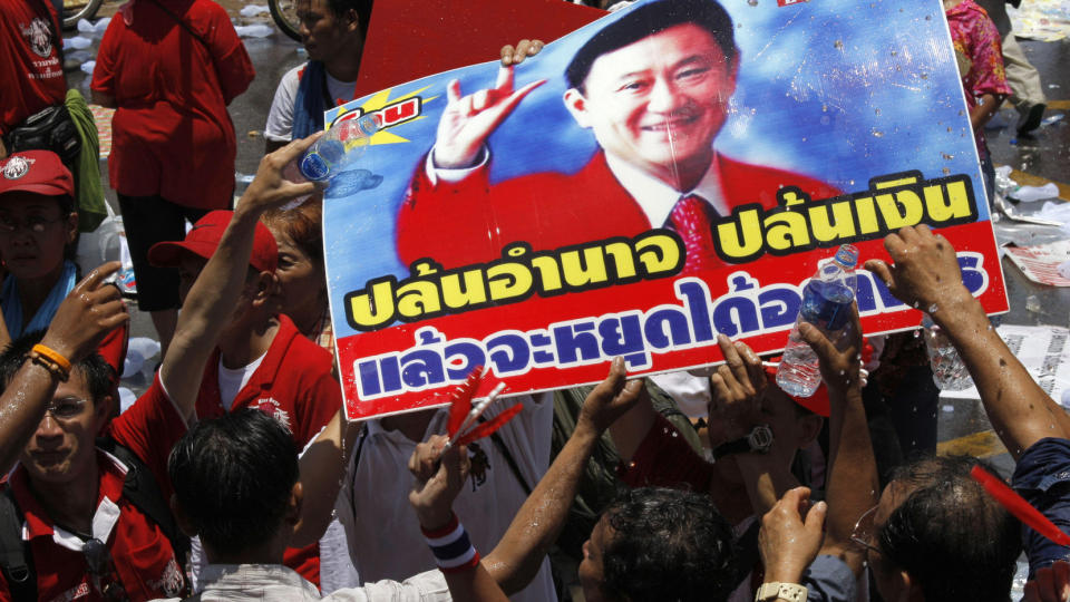 OPPT�YER:  St�ttespillere av tidligere statsminister Thaksin Shinawatra har demonstrert mot den sittende regjeringen i flere uker, men tidligere i dag avsluttet de demonstrasjonene. Foto: AP Photo/Vincent Yu