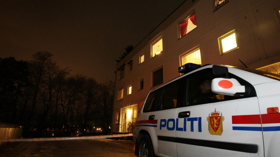 D�MT I DAG: 
Politibil ved boligblokka i H�nefoss der den 53 �r gammel Toril Hammer ble funnet d�d i en leilighet i desember 2007. Hammers ekskj�reste, en 37 �r gammel mann ble raskt siktet for drap p� kvinnen.
Foto: SCANPIX