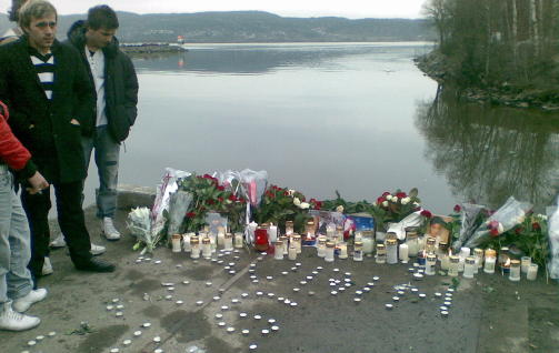  LYS OG BLOMSTER:  Kaikanten ut mot Drammenselva der den fatale utforkj�ringen skjedde natt til p�skeaften var dekket av lys og blomster i ettermiddag. Foto: ESPEN R�ST.