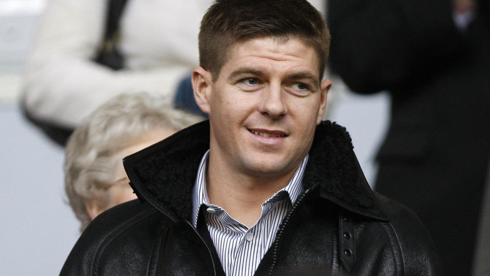 UTE: Steven Gerrard m� se kveldens kvartfinale fra tribunen. Foto: SCANPIX/AFP/PAUL ELLIS
