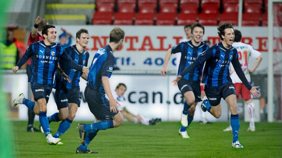 MATCHVINNER: Mikkel Diskerud (midten) berget ett poeng for Stab�k i Bergen. N� s�rget han for tre poeng med en str�lende scoring mot Fredrikstad. Foto: Linn Cathrin Olsen / SCANPIX