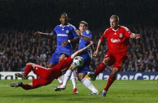 STRAFFE: Forrige ukes helt Branislav Ivanovic ble midlertidig syndebukk da han dro ned Alonso og laget straffe i f�rsteomgang.   Foto: SCANPIX/REUTERS/Eddie Keogh