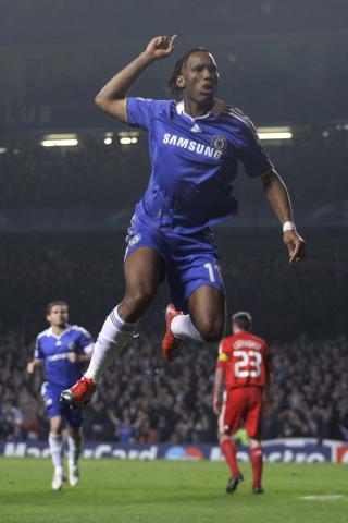 STOR KAMP: Didier Drogba hadde en vanskelig start p� sesongen, men i kveld var han nesten umulig � ha med � gj�re. Foto: SCANPIX/AP/Matt Dunham