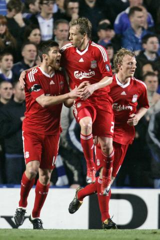 TIDLIG JUBEL: Alonso jubler med Leiva og Kuyt. Foto: SCANPIX/AP/Lefteris Pitarakis