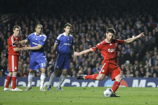 SJOKK�PNING: Da Xabi Alonso satte inn 2-0 fra straffemerket skalv nok de fleste Chelsea-fans i buksene. Skulle hjemmelaget gi fra seg dette likevel? Foto: SCANPIX/AP/Matt Dunham