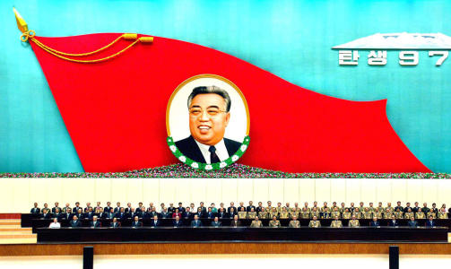MINNET: Det statlige nyhetsbyr�et Korean Central News Agency sendte ut dette bildet av minnestunden for 97-�rsdagen for f�dselen til tidligere president Kim Il Sung. Foto: Scanpix