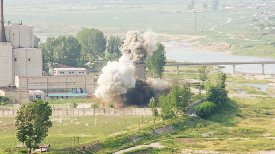 I FJOR: I fjor jublet omverdenen da Nord-Korea sprengte kj�let�rnet ved atomanlegget Yongbyon, et tegn p� samarbeidsvilje i de s�kalte sekslandssamtalene om atomprogrammet. N� kaster de ut atominspekt�rene. Foto: Scanpix
