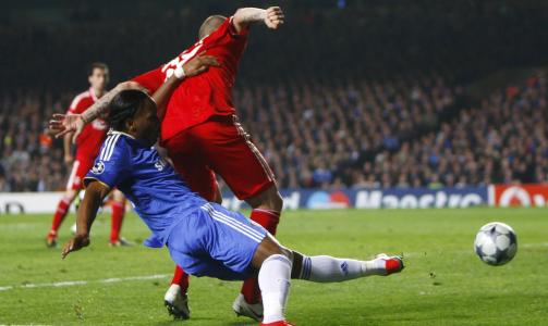 VENDEPUNKTET, DET ENE: Denne lille flikken fra Didier Drogba fikk Pepe Reina til � skyve ballen i eget m�l. Det var Chelseas f�rste redusering, men kampen hadde nesten ni liv til.   Foto: SCANPIX/REUTERS/Eddie Keogh