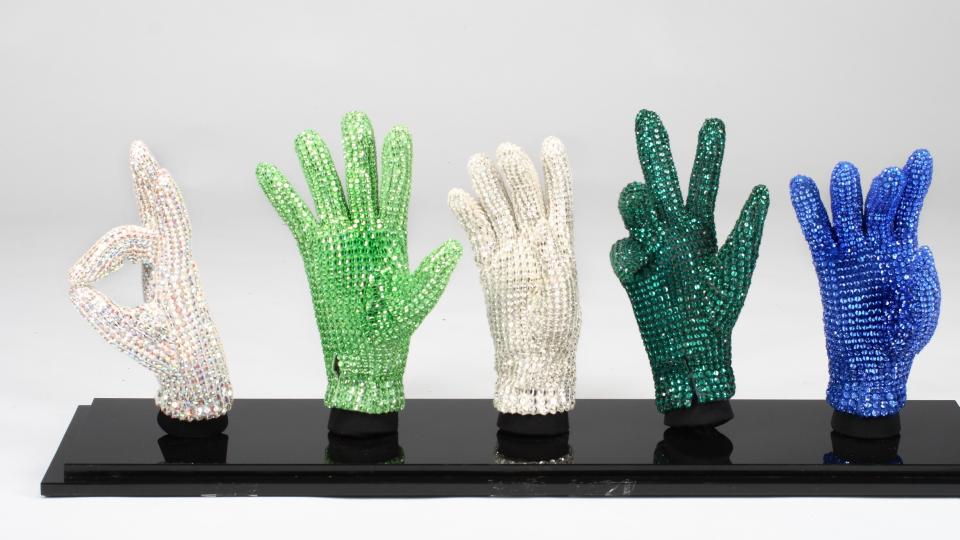 SKULLE SELGES: Denne samlingen av krystallbesatte hansker var blant tingene til Michael Jackson som skulle auksjoneres bort i slutten av april. N� er auksjonen stoppet. Foto: JULIEN'S AUCTIONS/AP/SCANPIX