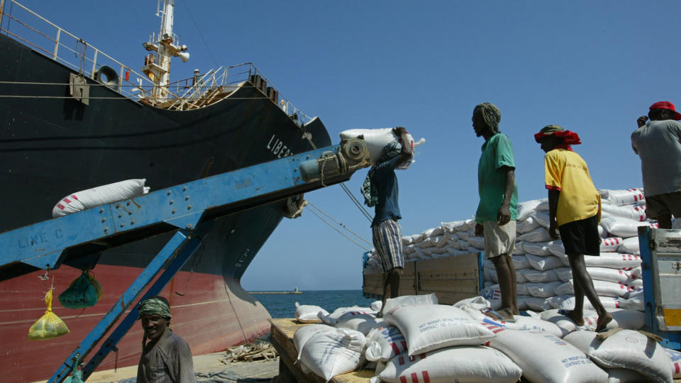 N�DHJELPSSKIP: Liberty Sun, som frakter n�dhjelpsrasjoner, ble angrepet av somaliske pirater onsdag. Piratene klarte imidlertid ikke � ta seg om bord i skipet. Arkivfoto: AP/SCANPIX