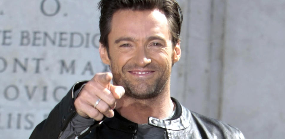 VIL LA TWITTERNE BESTEMME: Hugh Jackman vil gi 100 000 dollar til den veldedige organisasjonen som det argumenteres best for med 140 tegn. Her p� spansketrappen i Roma i g�r. Foto: Scanpix.