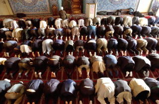 MER RELIGIØSE? Rundt 90 000 av Norges muslimer er registrert i et muslimsk trosfellesskap.
Foto: Arash A. Nejad / SCANPIX MER RELIGIØSE? Rundt 90 000 av Norges muslimer er registrert i et muslimsk trosfellesskap.
Foto: Arash A. Nejad / SCANPIX