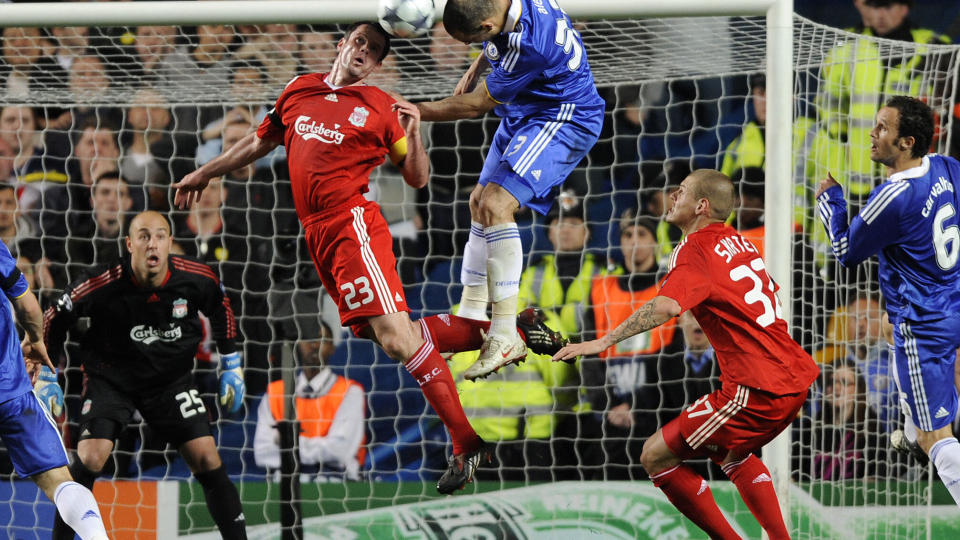 EKSTREMT FOTRAPP: - Hurtighet er en veldig undervurdert egenskap for keepere, sier Erik Thorstvedt, og mener Pepe Reina bringer keeperspillet framover.Foto: AFP/Adrian Dennis