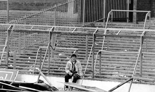 BLE FORBUDT: En ensom supporter sitter igjen ved en av st�tribunene der katastrofen inntraff. Taylor-rapporten som ble utarbeidet i etterkant av Hillsborough-tragedien, f�rte til at st�tribunene forsvant fra britiske toppseriearenaer. Foto: SCANPIX/AP Photo
