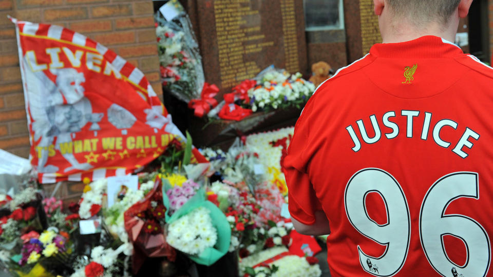 VIL ALDRI GLEMME: Liverpool-fansen og de etterlatte kjemper fortsatt for rettferdigheten de mener de aldri har f�tt. I dag markeres 20-�rsdagen for Hillsborough-tragedien over hele England. Foto: SCANPIX/AFP/PAUL ELLIS