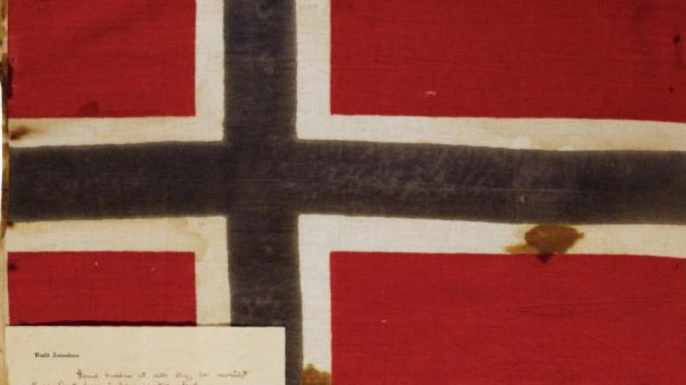 VAR MED: Roald Amundsen hadde alltid med seg et norsk flagg p� sine ekspedisjoner. N� er ett av dem til salgs i London.