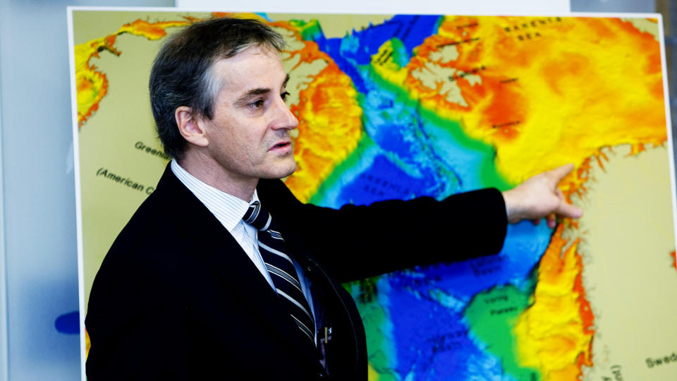 PEKTE UT NYE GRENSER: Utenriksminister Jonas Gahr St�re er sv�rt forn�yd med � f� fastsl�tt grensen for norsk kontinentalsokkel. Foto: SCANPIX