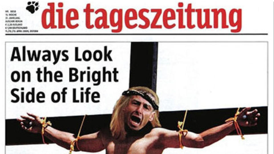 KAN BLI DYRT: J�rgen Klinsmann saks�ker Die Tageszeitung for 100 000 euro etter at avisa publiserte dette bildet p� forsida av p�skeavisa.Faksimile: Die Tageszeitung