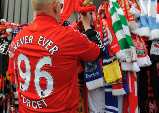 VIL ALDRI GLEMME: Liverpool-fansen og de etterlatte kjemper fortsatt for rettferdigheten de mener de aldri har f�tt. I dag markeres 20-�rsdagen for Hillsborough-tragedien over hele England. Foto: SCANPIX/AFP/PAUL ELLIS