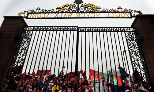 SKJERF TIL MINNE: Supporterne henger Liverpool-effekter p� Shankly Gates. Foto: SCANPIX/AFP/PAUL ELLIS
