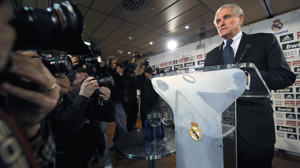 PR�VER SEG IGJEN: Ramon Calderon ble levnet liten �re da han m�tte forlate presidentjobben i Real Madrid. N� er den tidligere klubbpresidenten tilbake p� banen og hevder at en av verdens aller beste spillere allerede er klar for klubben. Foto: SCANPIX/AFP PHOTO/ PIERRE-PHILIPPE MARCOU