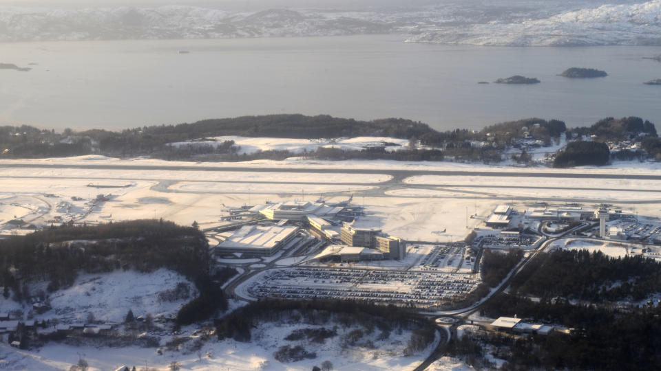 VINTER: Dette bilder er fra i fjor, men ogs� i �r har det falt store mengder sn� p� Bergen Lufthavn Flesland. Foto: Marit Hommedal / SCANPIX