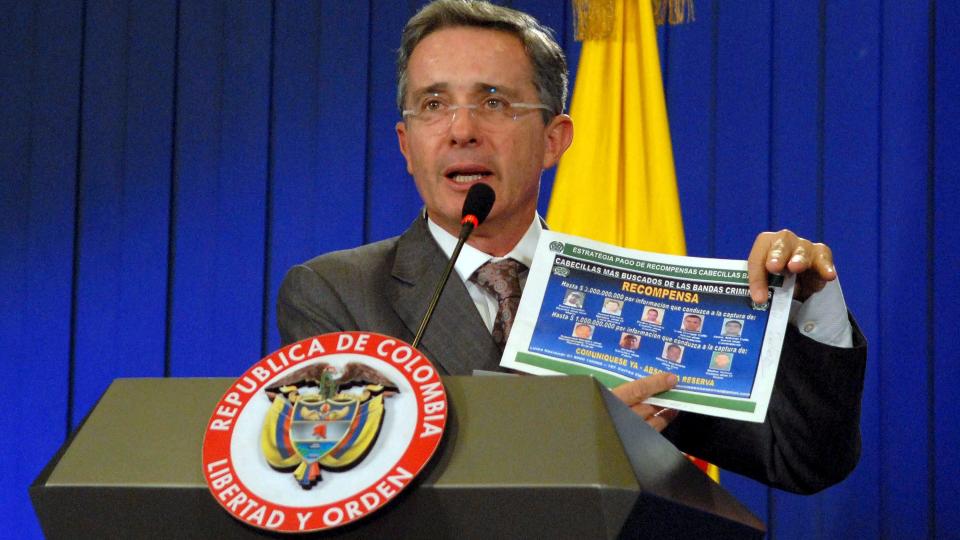 TO MILLIONER DOLLAR: President Alvaro Uribe utlovte en dus�r p� ti millioner dollar til dem som ledet politiet til mafiabossen Daniel Rendon Herrera. I dag ble han tatt. Foto:  EPA/SCANPIX
