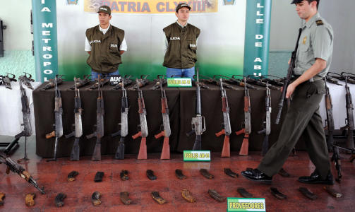 MAFIAV�PEN: Colombiansk politi viste i fjor fram 45 AK-47 skytev�pen som angivelig skal ha tilh�rt Daniel Rendon Herrera. Foto: AFP/SCANPIX