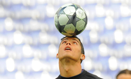 CALDERON-FAVORITT: Ramon Calderon la mye prestisje i � hente Cristiano Ronaldo til Real Madrid. Derfor er det naturlig � tenke p� at hans siste utspill handlet om portugiseren, som her lader opp til kveldens Champions League-kamp mot Porto med litt ballsjonglering p� Est�dop do Drag�o.Foto: SCANPIX/AFP PHOTO/ANDREW YATES