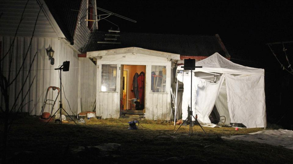 DREPT I EGET HJEM:  Krimteknikere fra politiet unders�ker stedet der en kvinne ble funnet drept i ettermiddag. 
Foto: Tor Erik Schr�der / SCANPIX