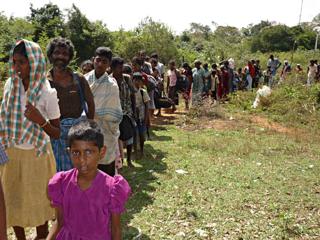 HUMANIT�R KRISE: Sivile p� flukt etter at de ble holdt som gisler av Tamiltigrene. Foto: SCANPIX