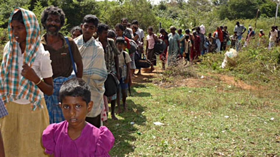 DISSE F�R SLIPPE UT: Men FN kritiserer LTTE for � ta for lite hensyn til de sivile. Foto: EPA/SRI LANKA ARMY MEDIA UNIT/Scanpix