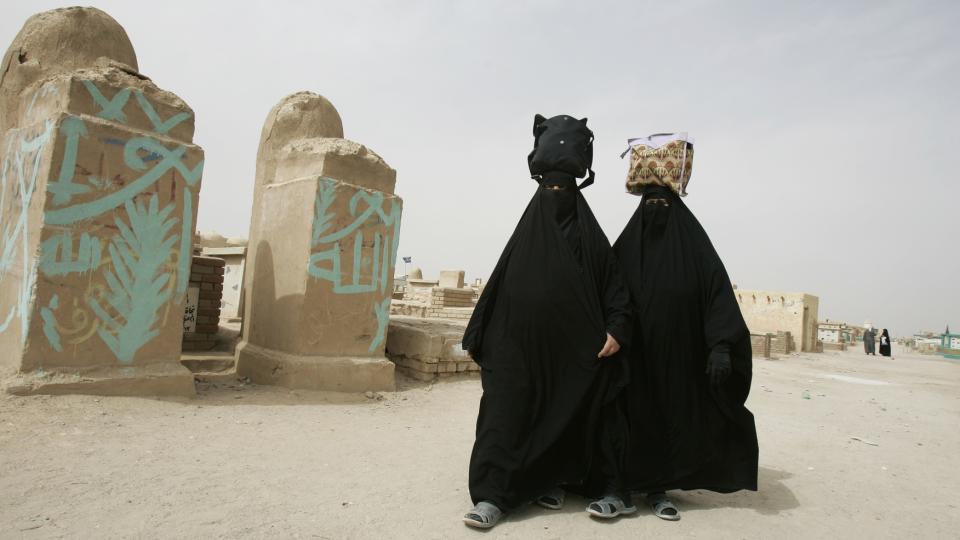 MINNER SINE D�DE: To irakiske kvinner ankommer en kirkeg�rd i Najaf for � minnes sine d�de. Henrettelser tar flest sivile liv i Irak, viser en ny unders�kelse. Foto: AP Photo/Alaa al-Marjani/Scanpix