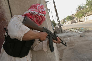 D�RLIG RYKTE: Militante shiagrupper, her representert ved en gev�rmann i Basra. Foto: AP Photo/Nabil al-Jurani/Scanpix