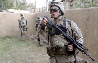 FIRE AV TI: I 2005 sto koalisjonsstyrkene for i underkant av fire av ti sivile d�dsfall i Irak, if�lge Iraq Body Count. Foto: AFP PHOTO/Mike Escobar/Scanpix