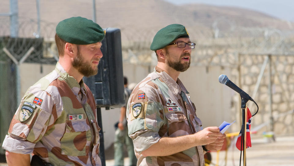 FELTPREST: Her h�rer sjefen for den norske stabiliseringsstyrken i Afghanistan, oberstl�ytnant Espen Arntzen p� feltprest og major Frode Lagset. Foto: Forsvaret / PRT Meymaneh / SCANPIX