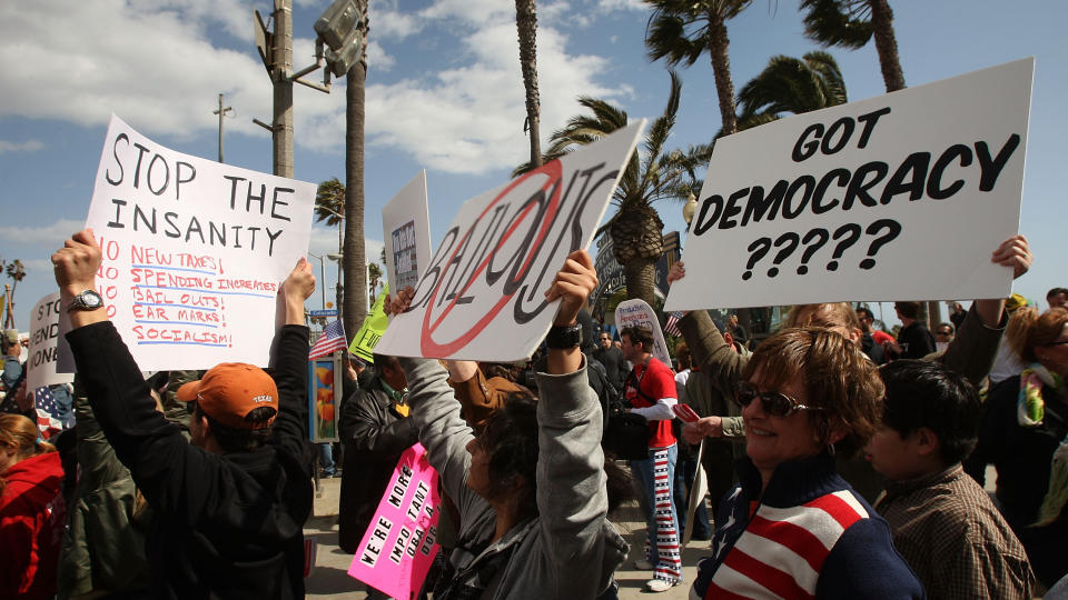 SANTA MONICA: Bildet er fra en av de mange demonstrasjonene rundt om i usa arrangert av American Family Association (AFA) under navnet T.E.A. (Taxed Enough Already) Party.  Foto: David McNew/Getty Images/AFP