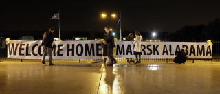 VELKOMMEN: Det var satt opp velkomstbanner p� flyplassen. Foto: AP Photo/Alex Brandon/SCANPIX
