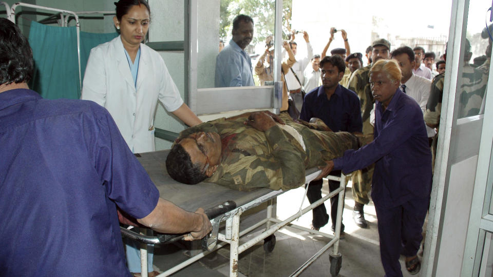 SKADD I ANGREP: Sykehuspersonell b�rer inn en soldat som ble skadet i et av angrepene i Ranchi under valgets �pningsdag. 11 personer ble drept av maiostgrupperingen Naxal, som har bedt folket boikotte valget til ny nasjonalforsamling. Foto: Sasanka Sen/Scanpix/AP