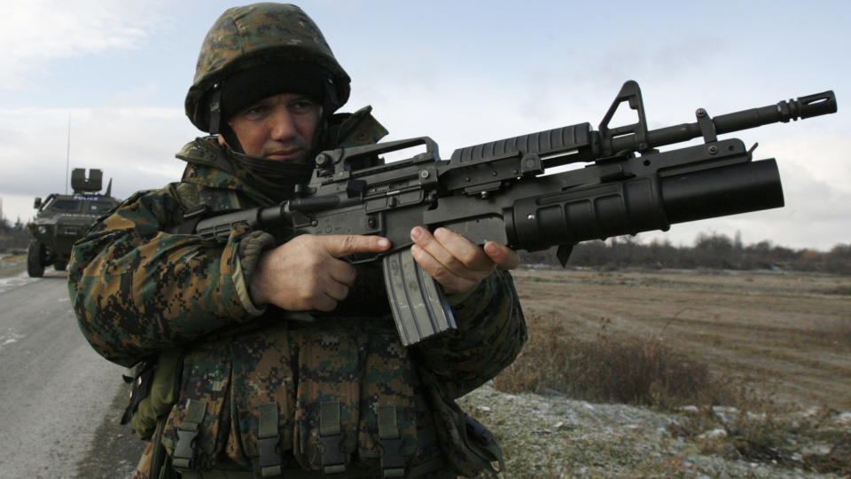 SKAL �VE: Innenriksdepartementets grensestyrke i Georgia p� patrulje n�r grensen til utbryterregionen S�r-Osetia. N� skal NATO �ve i landet, noe Russland ikke trives med. Foto: REUTERS/David Mdzinarishvili/SCANPIX