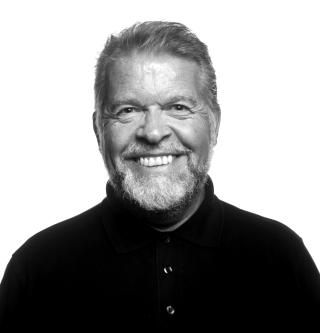 LANGER UT: Arne Selvik har skrevet en rekke b�ker og artikler om n�rings�konomi, ledelse og styrearbeid. Foto: NHH