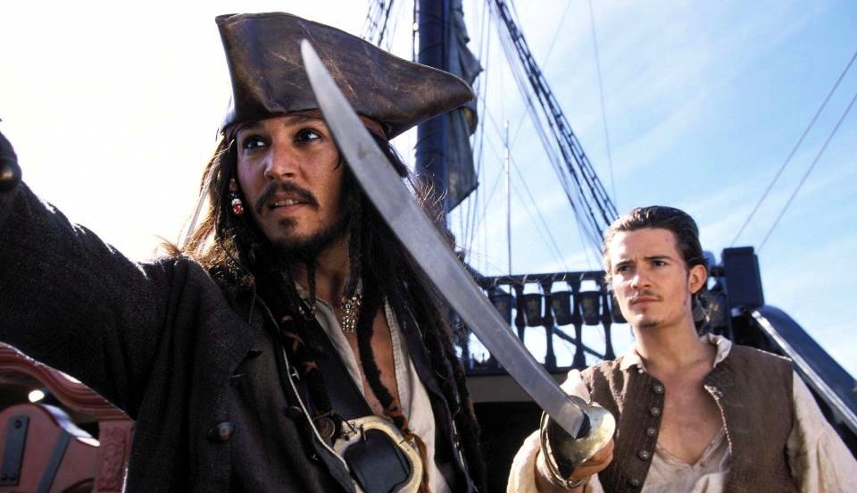 SJ�R�VERSLAG: Ron Paul og flere andre tar n� til orde for � gjenoppta kaperfarten fra seilskutetida. Dette bildet viser Johnny Depp som kaptein Jack Sparrow og Orlando Bloom i rollen som Will Turner i Walt Disneys �Pirates of the Caribbean�. Foto: AP Photo/Elliot Marks/SCANPIX