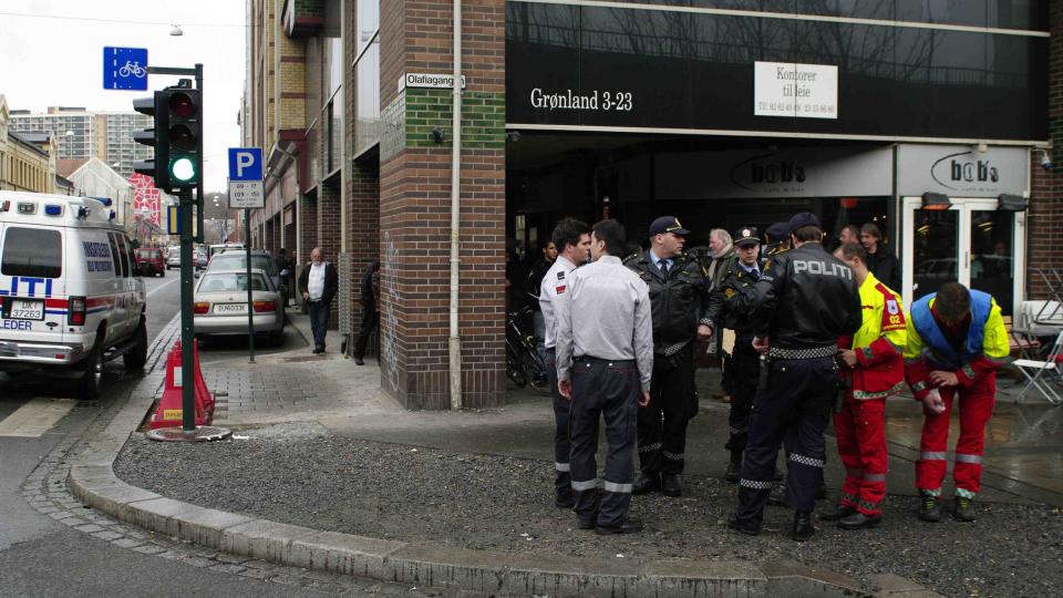 JAKTER GJERNINGSMANN: En person er knivstukket og fraktet til sykehus. Politiet jakter n� en mulig gjerningsmann. Foto: DANIEL LAABAK