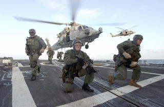 RIMELIGERE: De som støtter Ron Pauls forslag, mener kaperne vil være et rimeligere alternativ enn Navy SEAL-styrker. Dette bildet er fra en øvelse i 2002. Foto: AP Photo/ U.S. Navy/SCANPIX RIMELIGERE: De som støtter Ron Pauls forslag, mener kaperne vil være et rimeligere alternativ enn Navy SEAL-styrker. Dette bildet er fra en øvelse i 2002. Foto: AP Photo/ U.S. Navy/SCANPIX