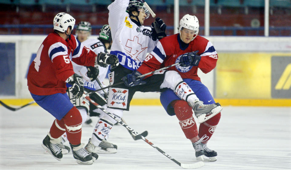 VISTE MER MUSKLER: Anders Myrvold (tv) og og Kristian Forsberg takler sveitsiske Julien Sprunger under ishockeylandskampen mellom Norge og Sveits p� Jordal Amfi torsdag. Norge reiste seg etter onsdagens svake forestilling.
Foto: H�kon Mosvold Larsen  / SCANPIX .
