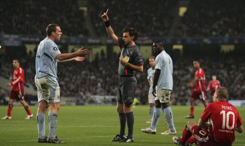 UBELEILIG: Kaptein Richard Dunne ble utvist da Manchester City jaget som aller mest for 3-1 scoringen som kunne ha berget ekstraomganger.Foto: SCANPIX/AP Photo/Paul Thomas