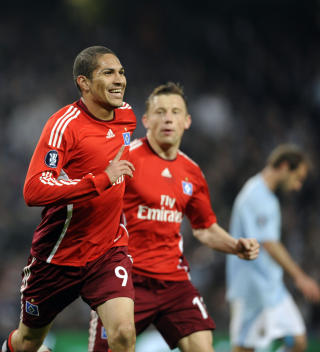 BORTEM�LET SOM AVGJORDE: Jose Paolo Guerrero sendte Hamburg i f�ringen og utlignet dermed Manchester Citys bortem�lsfordel. Det skulle bli helt utslagsgivende for tyskerne. Foto: SCANPIX/AFP PHOTO / Adrian Dennis