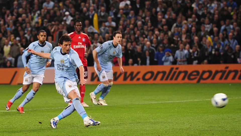 UHELDIG: Elano har en fantastisk d�dballfot, noe han viste til gagns mot Hamburg, men to eminente frispark endte uheldigvis for engelskmennene i metallet.Foto: SCANPIX/REUTERS/Nigel Roddis